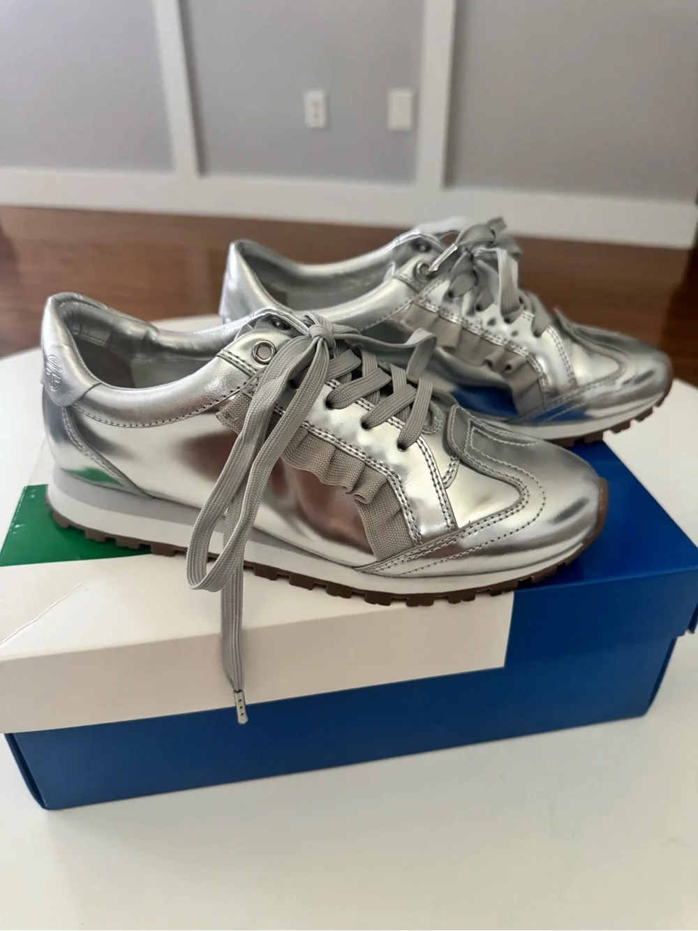 Tory Sport Ruffle Trainer Metallic Silver Sneakers – Size 6.5 – New in Box